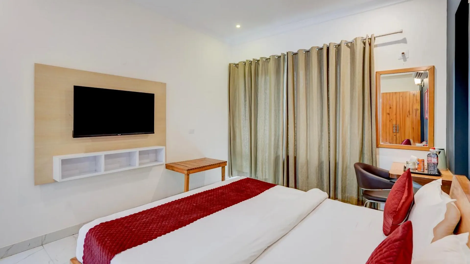 Madstays Hotel - Medicity Near Medanta Hospital Gurgaon