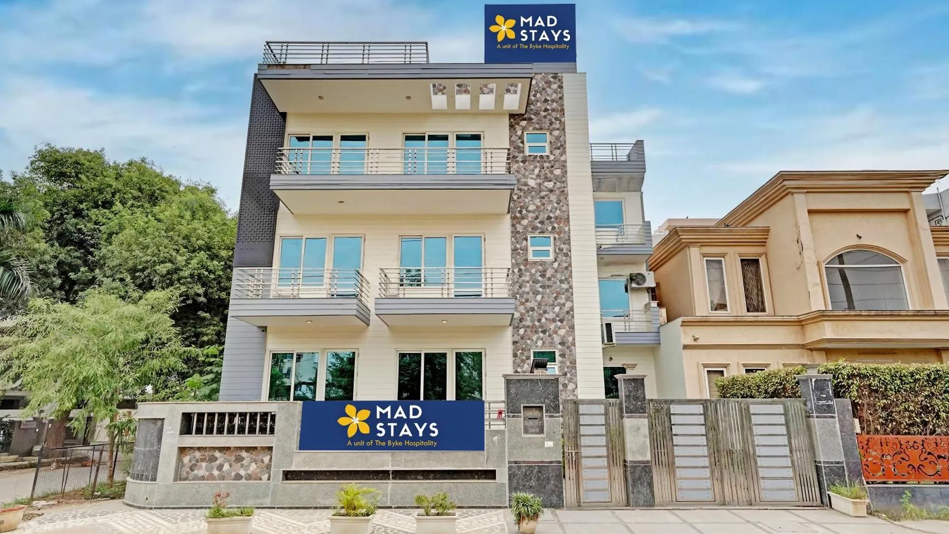 Madstays Hotel - Medicity Near Medanta Hospital Gurgaon
